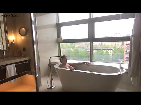 ❤️ Foshnjë e jashtëzakonshme që tund me pasion pidhin e saj në banjë ❤️ Porno në sq.ixiporn.ru ❤