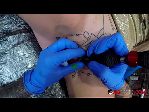 ❤️ E dashura jashtëzakonisht e bërë me tatuazhe, Sully Savage, bëri një tatuazh në klitorisin e saj ❤️ Porno në sq.ixiporn.ru ❤